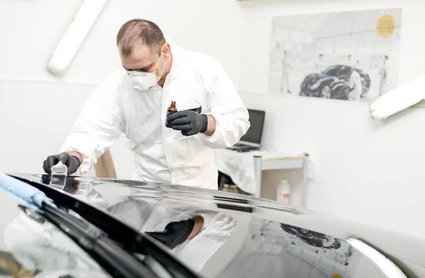 Man op een auto wassen polijsten auto met een polish machine — Stockfoto