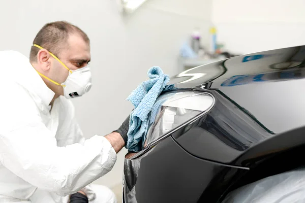 Homem em um carro lavar polimento carro com uma máquina de polir — Fotografia de Stock