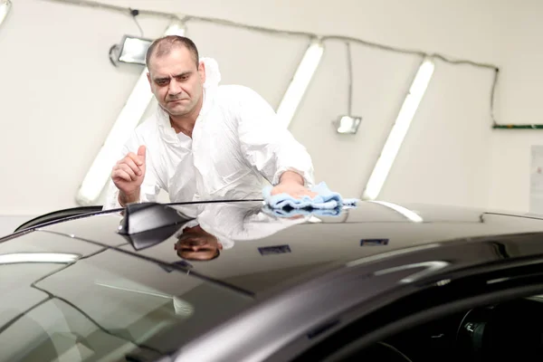 Hombre en un coche lavado pulido coche con una máquina de pulido — Foto de Stock