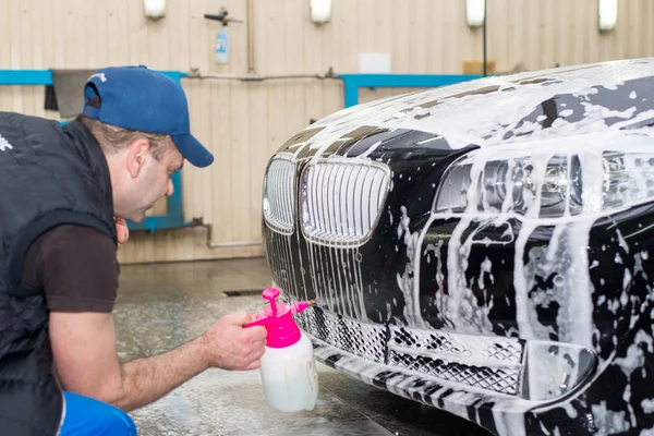 Man Washes Black Car Foam — Stock Photo, Image