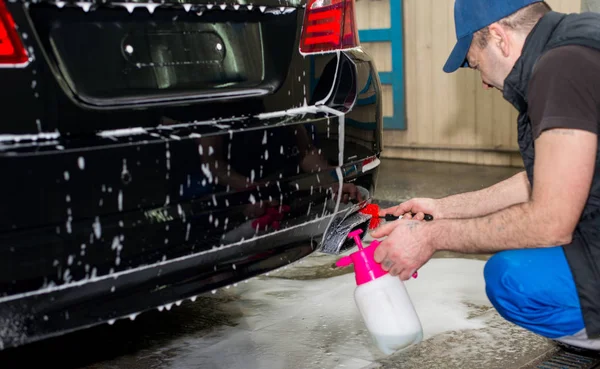 男を洗う泡と黒の車 — ストック写真