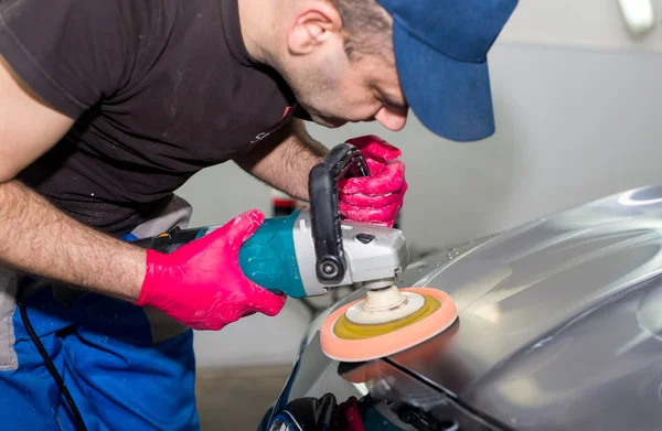 Man Polishes Black Car Polishing Machine — Stock Photo, Image