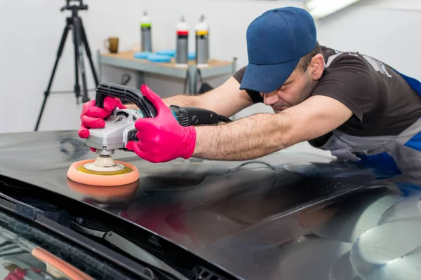 Hombre Pule Coche Negro Con Una Máquina Pulir — Foto de Stock