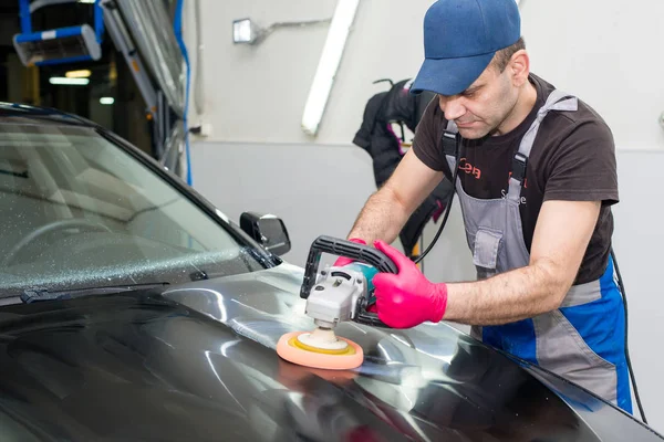 Homem Polir Carro Preto Com Uma Máquina Polir — Fotografia de Stock