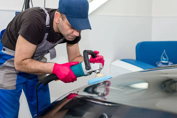 Hombre Pule Coche Negro Con Una Máquina Pulir — Foto de Stock