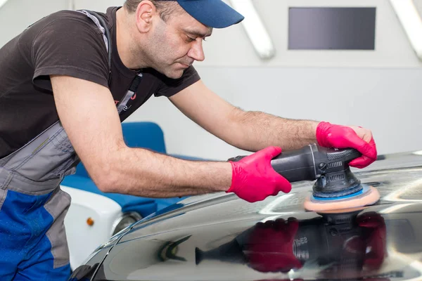 Hombre Pule Coche Negro Con Una Máquina Pulir — Foto de Stock