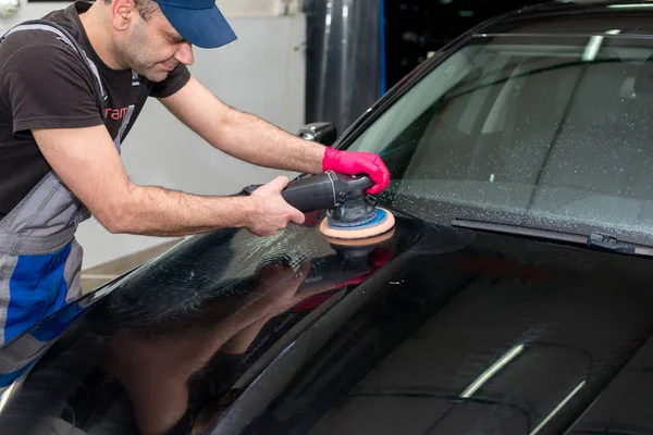 Homem Polir Carro Preto Com Uma Máquina Polir — Fotografia de Stock