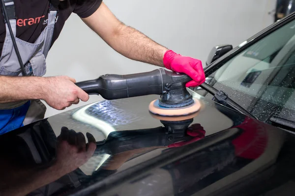 Homem Polir Carro Preto Com Uma Máquina Polir — Fotografia de Stock