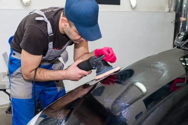 Hombre Pule Coche Negro Con Una Máquina Pulir — Foto de Stock