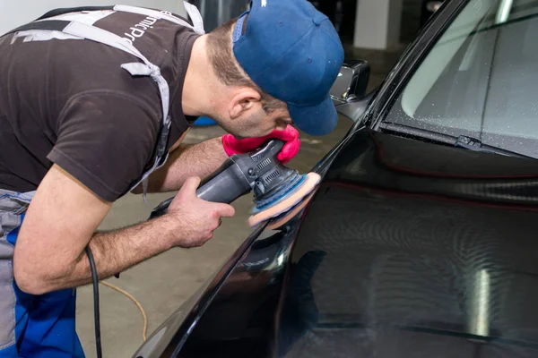 Homem Polir Carro Preto Com Uma Máquina Polir — Fotografia de Stock