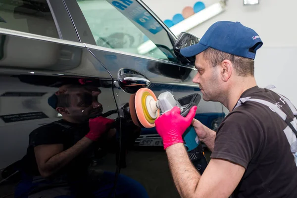 Man Polishes Black Car Polishing Machine — Stock Photo, Image