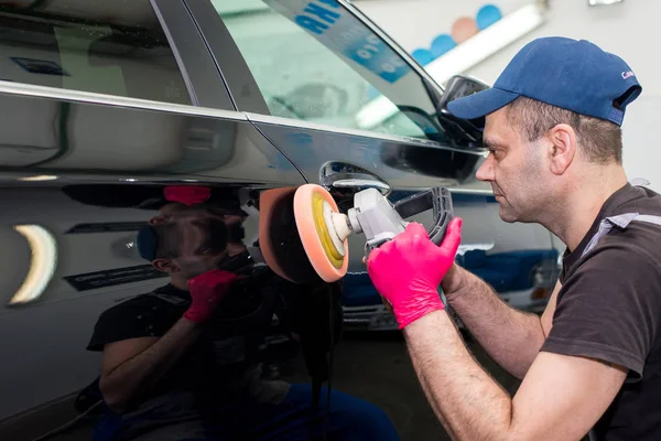 Hombre Pule Coche Negro Con Una Máquina Pulir — Foto de Stock