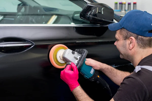 Homem Polir Carro Preto Com Uma Máquina Polir — Fotografia de Stock