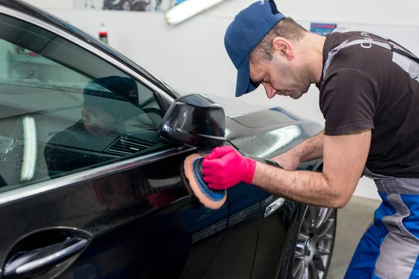 Muž Leštidla Černé Auto Leštící Stroj — Stock fotografie