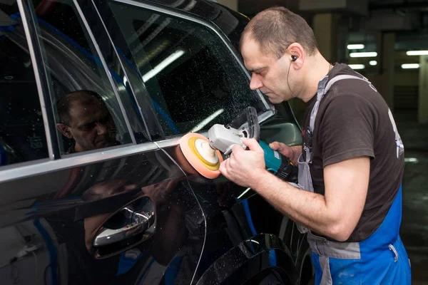 Hombre Pule Coche Negro Con Una Máquina Pulir — Foto de Stock