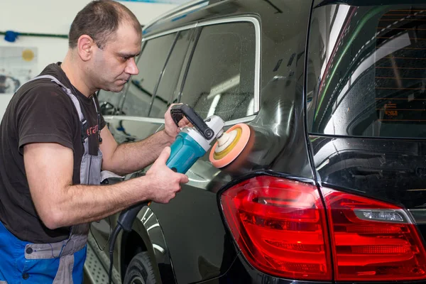 Hombre Pule Coche Negro Con Una Máquina Pulir — Foto de Stock