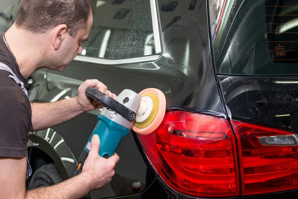 Hombre Pule Coche Negro Con Una Máquina Pulir — Foto de Stock