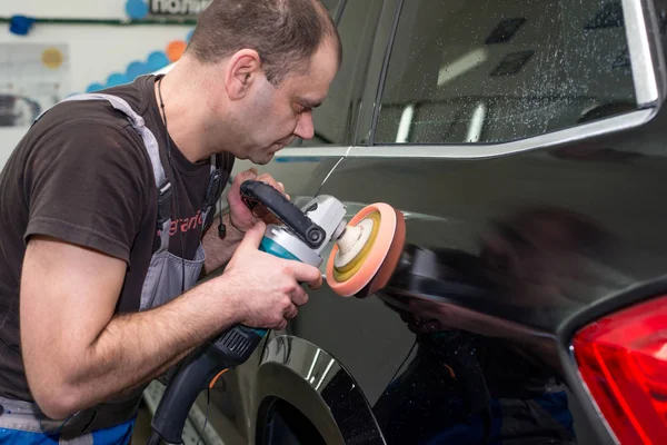 Hombre Pule Coche Negro Con Una Máquina Pulir — Foto de Stock