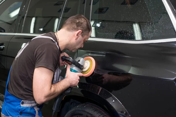 Muž Leštidla Černé Auto Leštící Stroj — Stock fotografie