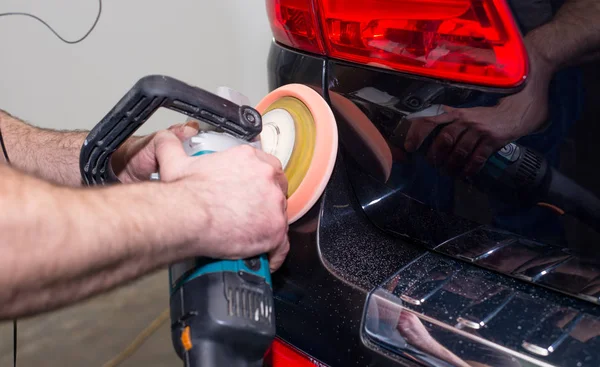 Homem Polir Carro Preto Com Uma Máquina Polir — Fotografia de Stock