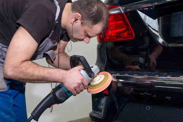 Hombre Pule Coche Negro Con Una Máquina Pulir — Foto de Stock