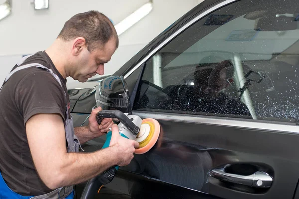 Hombre Pule Coche Negro Con Una Máquina Pulir — Foto de Stock