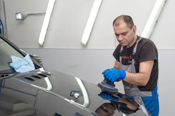 Hombre Pule Coche Negro Con Una Máquina Pulir — Foto de Stock