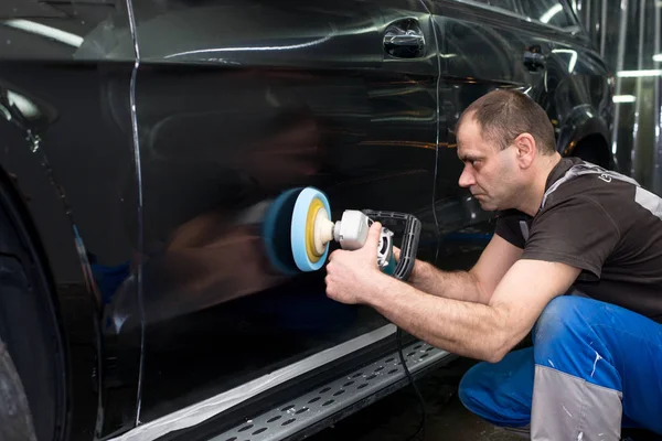 Hombre Pule Coche Negro Con Una Máquina Pulir — Foto de Stock