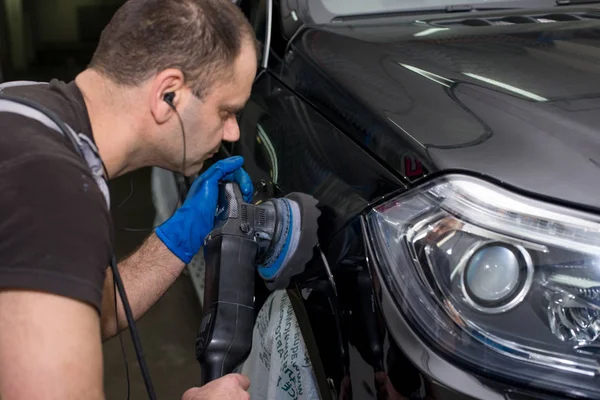 Man Polishes Black Car Polishing Machine — Stock Photo, Image