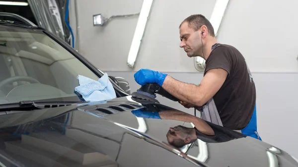 Hombre Pule Coche Negro Con Una Máquina Pulir — Foto de Stock