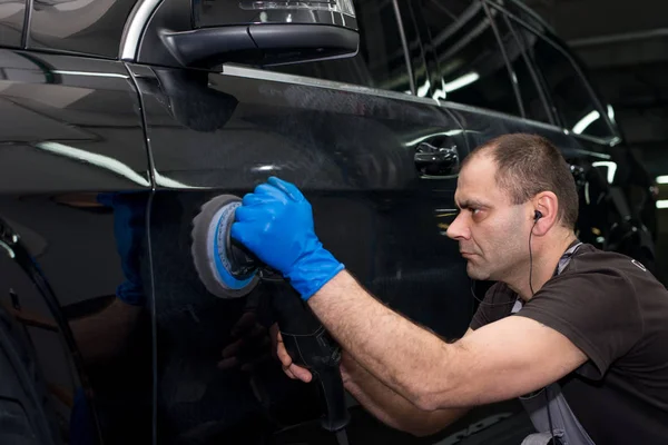 Muž Leštidla Černé Auto Leštící Stroj — Stock fotografie