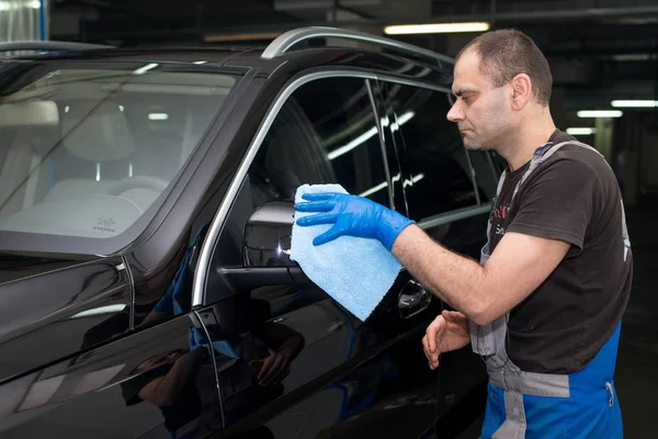 Homem Polir Carro Preto Com Uma Máquina Polir — Fotografia de Stock