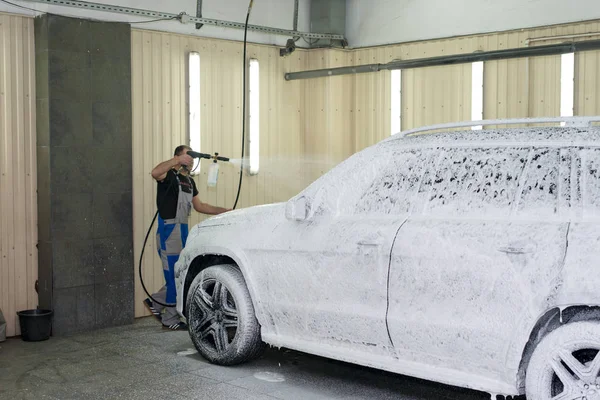 男を洗う泡と黒の車 ロイヤリティフリーのストック画像