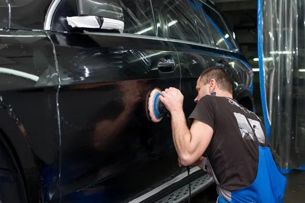 Чоловік Відполірує Чорний Автомобіль Полірувальною Машиною Стокове Зображення