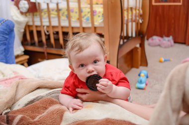 Bir oğlan çocuğu oynama ve kameraya arıyorum