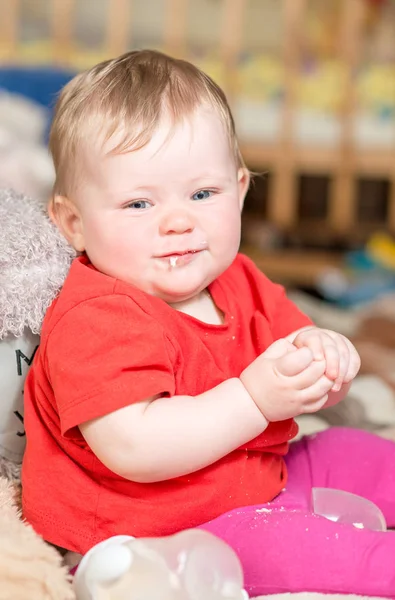 Uma criança bebê com olhos azuis olha para a câmera — Fotografia de Stock