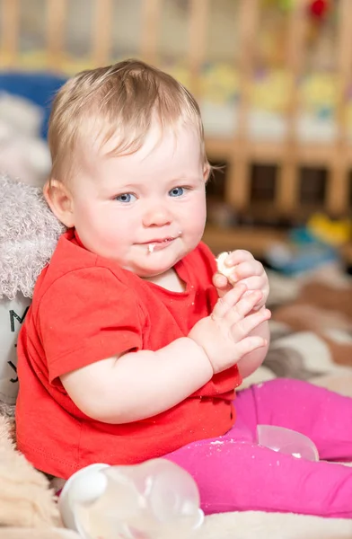 Uma criança bebê com olhos azuis olha para a câmera — Fotografia de Stock