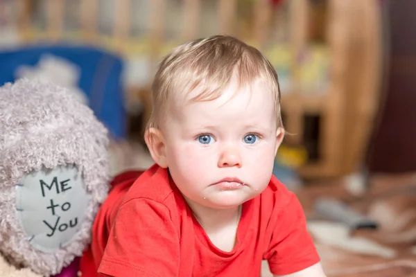 Un bebé con ojos azules mira a la cámara — Foto de Stock