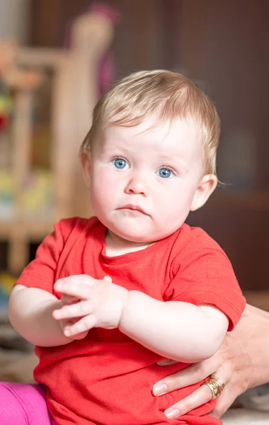 Un bebé con ojos azules mira a la cámara — Foto de Stock