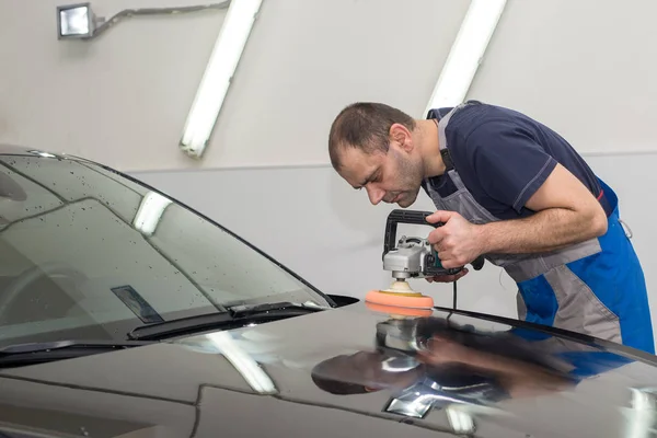 Muž Leštidla Černé Auto Leštící Stroj — Stock fotografie