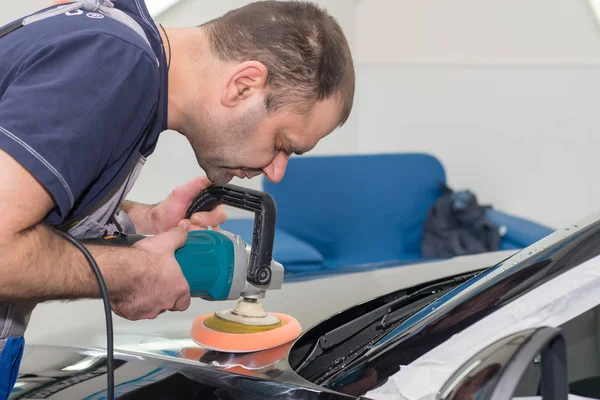 Hombre Pule Coche Negro Con Una Máquina Pulir — Foto de Stock