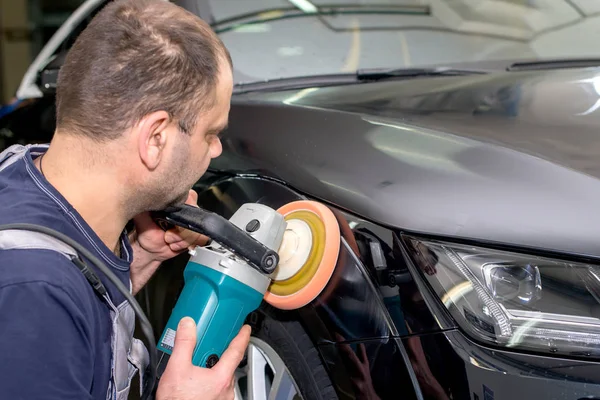 Muž Leštidla Černé Auto Leštící Stroj — Stock fotografie