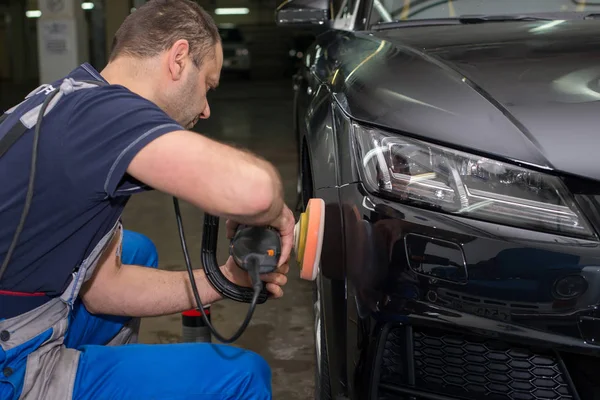 Hombre Pule Coche Negro Con Una Máquina Pulir — Foto de Stock