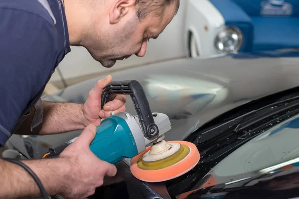 Man Polishes Black Car Polishing Machine — Stock Photo, Image