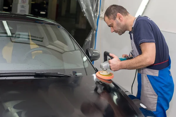 Hombre Pule Coche Negro Con Una Máquina Pulir — Foto de Stock