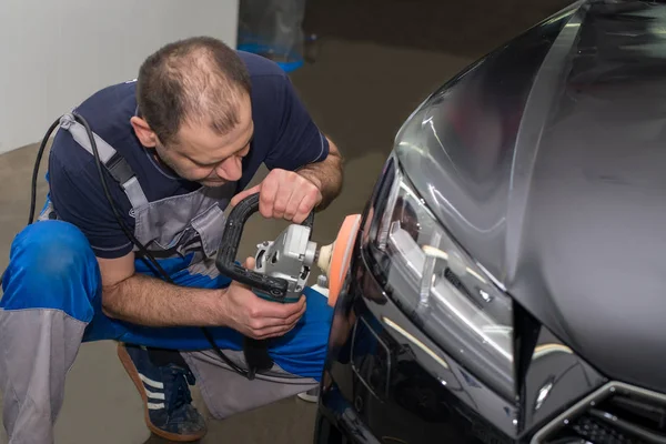 Muž Leštidla Černé Auto Leštící Stroj — Stock fotografie