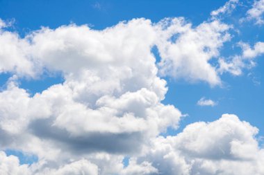 Mavi gökyüzü ile beyaz kabarık bulutlar yakın çekim