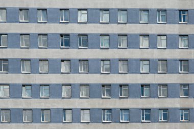 İnşaat İşçisi Eve Yeni Pencereler Kuruyor