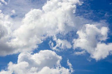 Öğlen mavi gökyüzü karşı hava bulutlar