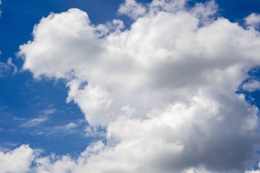 Öğlen mavi gökyüzü karşı hava bulutlar